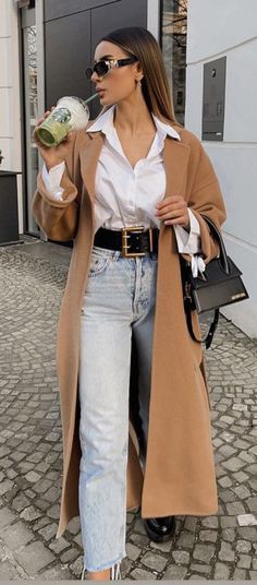 Camel Coat Outfit Winter Style, Outfit Vestido Rojo, Brown Coat Outfit, Style Stockholm, Mantel Outfit, Long Coat Outfit, Winter Coat Outfits, White Shirt Outfits, Best Winter Outfits