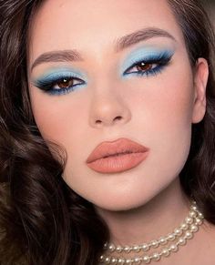 Make Color: Inspirações de Maquiagem em Tons de Verde e Azul Trucco Glam, Maquillage On Fleek, Eye Makeup Designs, Edgy Makeup, Makeup Eye Looks, Creative Eye Makeup, Eye Makeup Art, Blue Makeup