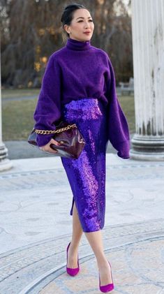 Monochrome Purple Outfit, Winter Street Styles, Mum Style, Oversized Aesthetic, Black Sequin Skirt, Color Blocking Outfits, Monochromatic Outfit, Mum Fashion, Winter Skirt Outfit