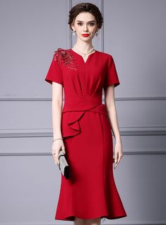 Display your elegance with this stunning red dress, perfect for the mother of the bride who values timeless style. The dress boasts a classic sheath silhouette that gently hugs the body, enhancing your natural curves while providing a comfortable fit. The V-neckline is complemented by intricate embellishments on the shoulder, adding a touch of glamour and sophistication. Short sleeves offer a refined look, suitable for any formal occasion. The vibrant red color is both bold and elegant, ensuring Ivory Ball Gown, Mermaid Shorts, Elegant Red Dress, Red Mermaid, Wedding Dress Sequin, Stylish Heels, Sequin Wedding, Simple Dress, Elegant Red