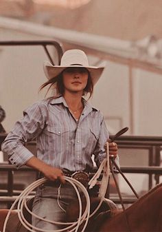 Country on Spotify Punchy Cowgirl Outfits, Rodeo Pictures Ideas, Country Aesthetic Outfit, Farm Girl Outfits, Rodeo Clothes, Rodeo Fits, Ranch Outfits, Mode Country