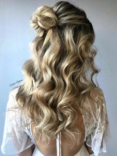 Dance Hairdos, Valentines Dance, Hairstyle Accessories, Pumpkin Paintings, Easy Wedding Guest Hairstyles, Bridemaids Hairstyles, Wedding Hairstyle Ideas, Prom Hair Medium, Ball Hair