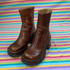 Soda Chunky Boots, Boho Winter Boots, Brown Boots Small Heel, Fantsie Boots Outfit, Flowy Boho Outfits, 80’s Shoes, Vintage Boho Outfits, Fall Boots 2023, Winter Boots Aesthetic