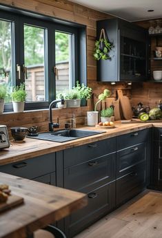 Thinking of renovating your kitchen to give it that timeless look? Get inspired by modern kitchen design that stays relevant. Wooden Counter Tops, Cabin Interior Design, Wooden Counter, Cabin Kitchens, Cozy Kitchen, Industrial Kitchen, Trendy Kitchen