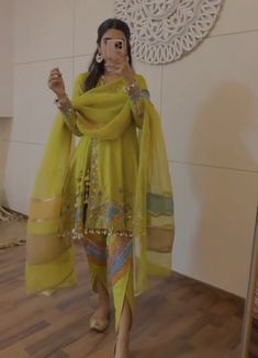 Trendy Outfits Indian, Traditional Indian Dress, Salwar Kamiz, Indian Dresses Traditional, Traditional Indian Outfits, Simple Pakistani Dresses, Yellow Outfit, Boutique Dress Designs, Stylish Party Dresses