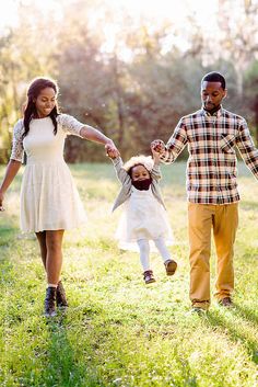 A beautiful African American family playing with their little girl in the park by poorartist | Stocksy United Fall Family Portraits, Mama Africa, African American Family, Quoi Porter, Fall Family Photos, Fall Photoshoot, Black Families, Family Posing, Family Photo Sessions