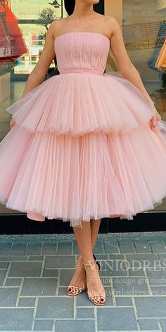 Blush pink strapless homecoming dresses.#graduationparty #backtoschool #shortpartydress #partydresses #homecomingdresses #homecomingdress #homecoming #cocktaildresses Tulle Hoco Dress, Prom Dresses Layered, Tea Length Homecoming Dresses, Blush Pink Prom Dresses, Dresses Layered, Hoco Dress, Tulle Homecoming Dress, Dress Layer, Pink Prom