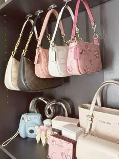 Purses Aesthetic, My Style Bags, Luxury Bags Collection, Purse Essentials, Aesthetic Bags, Handbag Essentials, Girly Bags, Luxury Purses, Girly Accessories