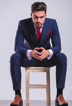 Suit Sitting Pose, Poses For Men In Suits, European Fashion Men, Suit Poses, Terno Slim, A Man In A Suit, Man In A Suit, Mens Photoshoot Poses, Male Models Poses