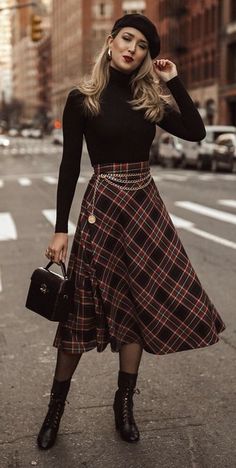 Long Plaid Skirt, Plaid Skirt Outfit, Academia Fashion, Gareth Pugh, Plaid Skirt, 가을 패션, Mode Vintage, Plaid Skirts, Mode Inspiration