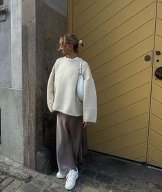 Cute Fall Europe Outfits, Nyc Ootd Summer, Layered Comfy Outfits, Comfy Summer To Fall Outfits, Street Style Office Work Outfits, Big Sweater Work Outfit, Modern Luxury Fashion, Berlin Going Out Outfit, Oversized Chic Outfit