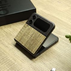 Samsung Galaxy Z Flip 4 Silverblack wood skins