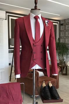 Burgundy Suit Men, Suits Formal, Dapper Mens Fashion, Red Costume, Burgundy Suit, Pink Homecoming Dress, Groomsmen Suits, Prom Suits, Fashion Suits For Men