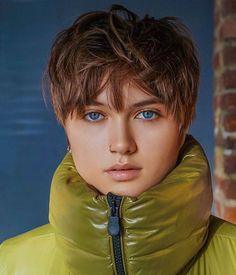 Messy Piece-y Pixie for Round Faces Blonde Angled Bob, Mushroom Haircut, Hairstyles For Oval Faces, Medium Shag Haircuts, Choppy Haircuts, Blonde Layers, Oval Face Hairstyles