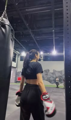 Girl boxing in a gym Gym Time Quotes, Gym Vision Board, Gym Baddie, Fitness Lifestyle Aesthetic, Health Vision Board, Core Gym, Thick Fit Body Goals Curvy, Loser Core, Wallpaper Fitness