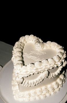 20 Romantic Heart Wedding Cake Ideas Heart Cake Ideas, Wedding Cake With Pearls, Cake With Pearls, Heart Shaped Wedding Cakes, Heart Wedding Cake, Cake Magic, Old Fashioned Wedding, Groom Style Wedding