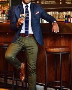 Green Chinos, Color Combinations For Clothes, Traje Casual, Mens Fashion Classy, Herren Outfit, Mode Masculine, Mens Fashion Suits