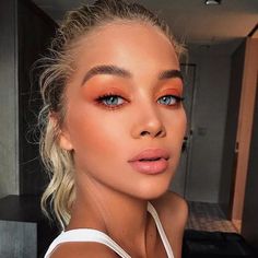 16 Orange Eyeshadow Looks That Are Vibrant and Daring Monochromatic Makeup Looks, Thanksgiving Makeup Looks, Coral Makeup, Peachy Eyeshadow, Monochromatic Makeup, Orange Eyeshadow, Makeup Looks For Green Eyes