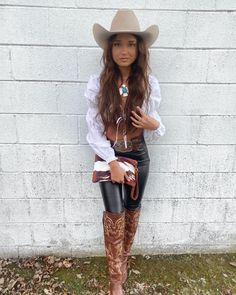 Country Outfits For Black Women, Hoedown Outfit Parties, Boujee Country Outfits, Western Theme Outfit Woman, All Black Cowgirl Outfit, Cowgirl Outfits Winter, Western Outfits Black Women, Cowgirl Inspired Outfit, Looks Cowgirl