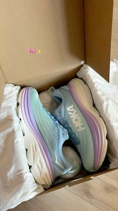 Doula Outfit, Hokas Aesthetic, Hoka Aesthetic, Trail Running Aesthetic, Running Girly, Running Shoes Aesthetic, Runners Aesthetic, Aesthetic Shoe, Runner Aesthetic