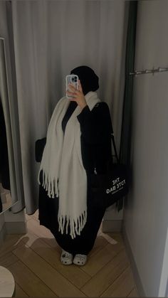 Abaya Winter Outfit, Hijabi Outfits Casual Winter, Hijabi Winter, Mode Niqab, Outfits Hijab, Classy Winter Outfits, Cute Modest Outfits