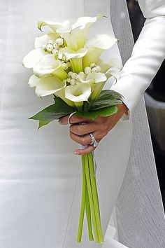 a woman holding a bouquet of flowers in her hand with the caption, guarda des bodacik com