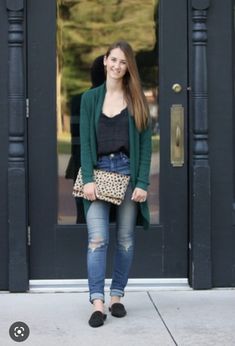 Emerald Green Cardigan Outfit, Green Cardigan Outfit, Cardigan Verde, Jean Styles, Leopard Clutch, Outfit Cardigan, Easy Outfits, Outfit Combos, Cardigan Outfit