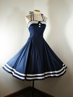 Perfecto para pasear en yate un domingo pro la mañana. Vintage Sailor Dress, Navy Halter Dress, Vintage Sailor, Nautical Dress, Sailor Dress, Vintage Inspired Dresses, 50s Dresses, Moda Vintage, 50s Fashion