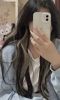 long black hair with blonde highlights Highlights Streaks, Hidden Highlights, Black Hair Korean, Asian Hair Highlights, White Hair Highlights, Black Hair With Blonde Highlights, Gray Blonde, Aesthetic Hairstyle, Black And Grey Hair