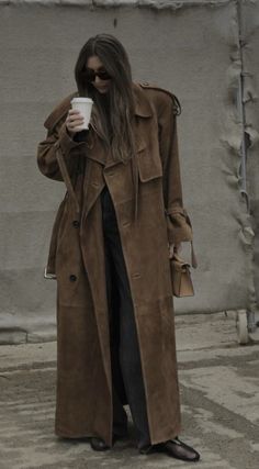 Fall And Winter Fashion, Suede Outfit, Suede Trench Coat, Trench Coat Outfit, Estilo Chic, Suede Coat, Coat Outfits, Mode Inspo, Inspiration Mode