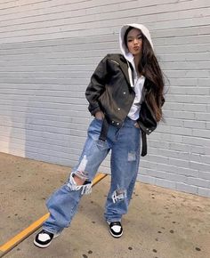 Streetwear 2022 Hypebae Outfit, Blue Jeans Outfit Winter, Street Style Women Winter, Jenny Lin, Ripped Jeans Outfit, Jeans Outfit Winter, Jeans Outfit Fall, Blue Jean Outfits, Look Jean