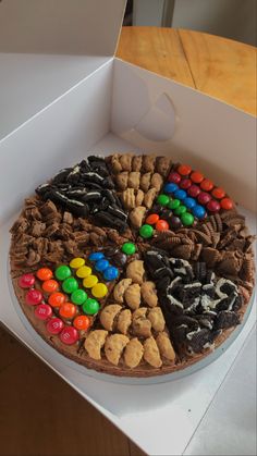 Pizza brownie M&m’s chocolate dulce de leche pizza dulce colorida Pizza Brownie, Brownie Pizza, Best Pizza Dough, Cookie Pizza, Delicacy Food, Chocolate Covered Treats, Baking Business, Cake Decorating Designs