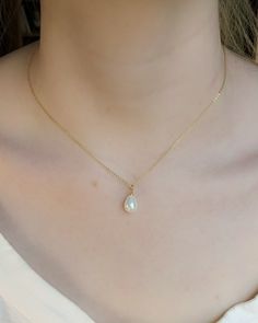 This beautiful pearl drop necklace is created with a genuine seashell pearl briolette strung from a delicate 24k gold filled chain. Chain length is 15 1/2". Matching earrings also available. Teardrop Pearl Necklace, Simple Pearl Pendant, Simple Necklaces, Simple Pearl Necklace, Dainty Pearl Necklace, Beads Design, Pearl Drop Necklace, Wedding Necklaces, Pearl Necklace Vintage