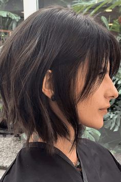 Short hair is super trendy right now, and I'm here for it! Short hairstyles are just so cute. Today I'm sharing my favorite short hairstyles for this season. These are all relatively easy to do Brunette Bob, Choppy Bob Hairstyles, Halloween Hair, Aesthetic Hair, Bobs Haircuts, Bob Hairstyles