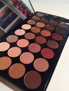 Recently I have become obsessed with eyeshadow palettes, I’ve been trying to branch out more with my eyeshadow and create different looks rather than what I usually go for. I came across the Makeup��… Koleksi Makeup, Makeup Pallets, Trendy Makeup, Contour Makeup, Makeup Goals, Makati, Makeup Brands, Love Makeup, Makeup Palette