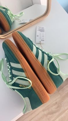 #adidas #adidasspezial #adidasshoes #spezial #greenadidasspezial #newshoes #greenshoes #shoeinspo #shoeinspiration #colourfullshoes #newshoes Green Spezial Adidas, Green Adidas Spezial, Green Spezials, Spezial Adidas Shoes, Specials Adidas, Spezials Adidas, Satellite Stompers, Adidas Special