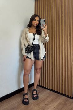 Vegas Spring Outfit Ideas, Trip Outfit Ideas Summer, Vacation Outfits Shorts, Texas Outfits Summer, Fair Date Outfit, Brown Shorts Outfit, Fall Vacation Outfits, Look Short Jeans, Platform Sandals Outfit