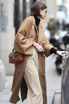 Kaia Gerber Style, Jeanne Damas, Elegante Casual, Kaia Gerber, Brown Coat, Alexa Chung, Celine Bags, Celine Bag, 가을 패션