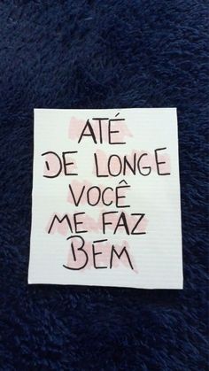 a piece of paper that says ate de longe voce me faz bem