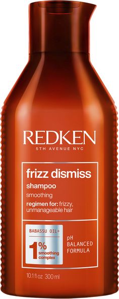 Redken Frizz Dismiss schampo är ett anti-frizz-schampo, som har en varsamt rengörande formula. Detta schampo innehåller Redkens Smoothing Complex och babassuolja. Den gör håret slätare och framhäver glans.Redken fokuserar på hållbarhet och inkludering. Redkens hårvårdsförpackningar är återvinningsbara och består av upp till 93 % återvunnen plast. Gör så här: Applicera i vått hår, massera upp ett lödder och skölj sedan håret. Fortsätt med Frizz Dismiss balsam.1129998RK1 - INGREDIENTS: AQUA / WATE Redken Frizz Dismiss, Anti Frizz Spray, Anti Frizz Shampoo, Shampoo For Damaged Hair, Dry Brittle Hair, Redken Hair Products, Babassu Oil, Hair Care Products Professional, Sodium Chloride