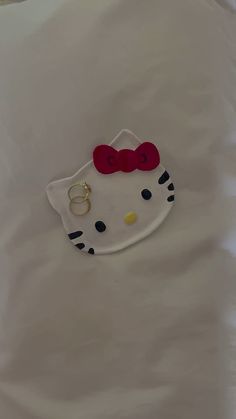 a hello kitty bag with two rings on it