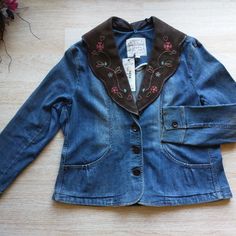 Excellent New Condition. Brighton Ventura Denim Jacket Attachable-Suede Collar Embroidered Cotton Blend Bluesz.5h Retail Price $250 Measurement : Approximately (Laying Flat Un-Stretched). -Shoulder To Shoulder: 19 Inches (Shoulder Seam To Shoulder Seam) -Sleeve Length: 25 Inches (Shoulder Seam To Cuff) -Armpit To Armpit: 24 Inches (Chest Measurement) -Length: 26 Inches (Collar To Bottom Seam) Jk241 70s Jean Jacket, 70s Jeans, Patched Denim Jeans, Jean Jacket Women, Blue Jean Jacket, Denim Patches, Vintage Denim Jacket, Denim Jean Jacket, Light Blue Denim