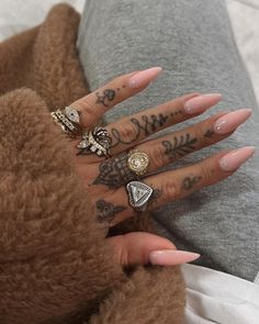 Jamie Genevieve Nails, Celebrity Nails 2023, Jamie Genevieve Tattoo, Jamie Genevieve Outfits, Famous Nails Celebrities, Jamie Genevieve Wedding, Jamie Genevieve Hair, Sammi Jefcoate Nails, Subtle Nail Designs