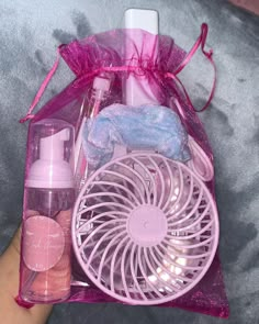 Beauty Salon Set Up, Lash Tech Client Gifts, Lash Tech Uniform Ideas, Lash Kits Ideas, Lash Extension Goodie Bag Ideas, Lash Goodie Bag, Pink Salon Ideas, Eyelash Room Set Up, Lash Tech Goodie Bags