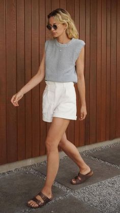 Linen Shorts Outfit Summer, Monica Style, Boring Summer, Ootd Beach, Lavender Linen, Anouk Yve, Birkenstock Outfit