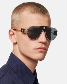 Dois formatos para escolher do #Versace Special Project Aviator! #envyotica Grey Metal, Versace Collection, Versace Accessories, Versace Sunglasses, Rectangle Sunglasses