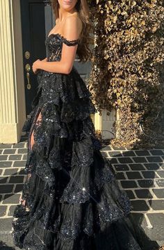 Schwarz vom Schulter -Abschlussballkleid Unique Black Prom Dress, Black Ruffle Prom Dress, Black Ball Gown Prom Dresses, Sparkly Black Prom Dress, Black Sparkly Prom Dress, Black Lace Prom Dress, Tiered Prom Dress, Prom Dress Pictures, Prom Dress Black