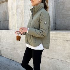 Bolo Banana, Running In Cold Weather, Womens Windbreaker, Wear Green, Camo Jacket, Athleisure Outfits, Shell Jacket, Long Sleeves Jacket, Green Jacket