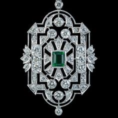 Note : Item Comes Without Chain. Specification:- Stone Details :-  *Diamond Material : Cubic Zirconia (CZ) *Center Diamond Shape : Emerald Cut *Total Diamond Weight : 4.25 CT (Approx.) *Center Diamond Dimension : 6*5 MM *Center Diamond Weight : 0.65 CT *Side Diamond Dimension : 1.00, 1.10, 1.30, 1.50, 1.70, 1.80, 1.90, 2.10, 2.30, 2.50, 3.50, 4.00 MM *Side Diamond Weight : 3.60 CT *Diamond Color : White, Green  *Clarity : VVS *Making Process: Handmade by our Experienced Staff. *Stamp: Our All Pe Luxury Art Deco Pearl Pendant Necklace, Art Deco Brilliant Cut Necklace For Wedding, Art Deco Wedding Necklace With Brilliant Cut, Art Deco Diamond White Necklace For Wedding, Diamond White Art Deco Necklace For Wedding, Ornate Diamond Cut Necklace For Wedding, Mafia Princess, Styled Jewelry, Emerald Diamond Pendant