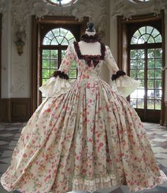 Evening dress worn by Kirsten Dunst in the film "Marie Antoinette" (2006), set in the 18th century. Description from pinterest.com. I searched for this on bing.com/images Georgian Colonial, Historical Gowns, 18th Century Clothing, Century Dress, Old Fashion Dresses, 18th Century Fashion, Old Dresses